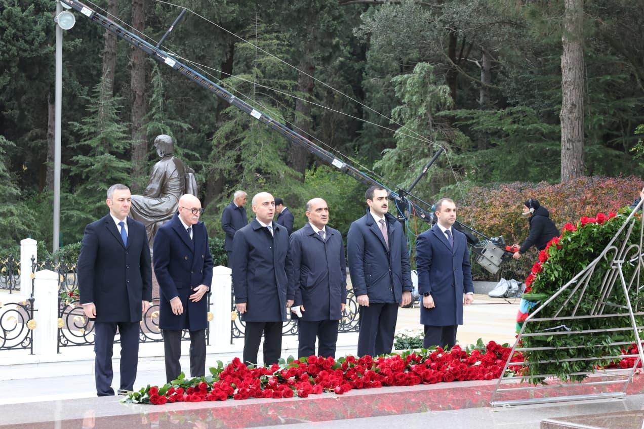 Elm və Təhsil Nazirliyinin kollektivi Heydər Əliyevin məzarını ziyarət edib