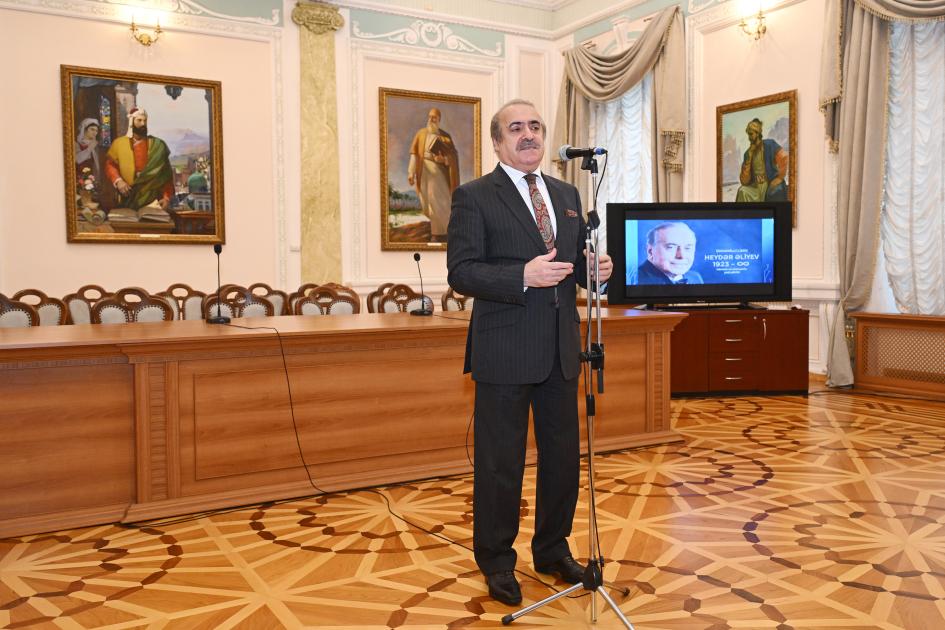 Ədəbiyyat Muzeyində Ulu Öndər Heydər Əliyevin xatirəsi anılıb
