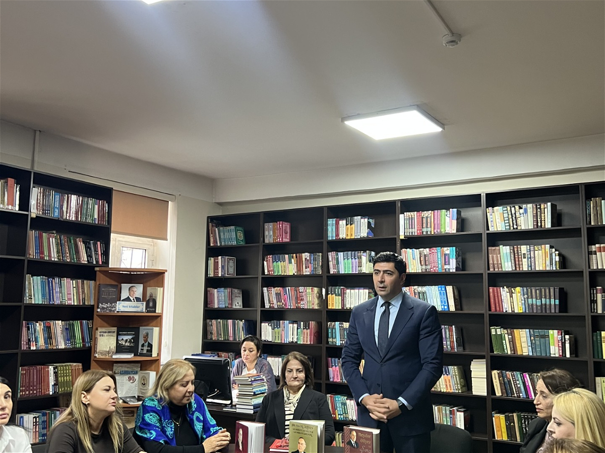 ADU-da Heydər Əliyevin anım gününə həsr olunmuş dəyirmi masa keçirilib