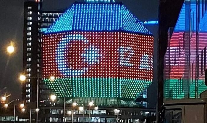 Minskdəki Milli Kitabxana Azərbaycan bayrağının rəngləri ilə işıqlandırılıb