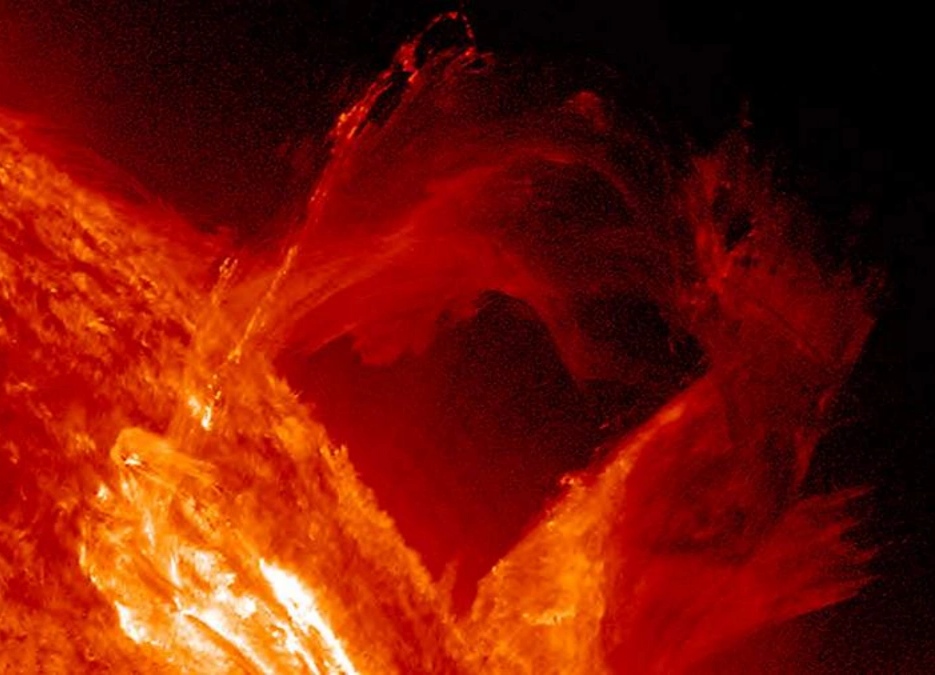 Alimlər Günəşdən böyük protuberansın ayrılması prosesini çəkiblər