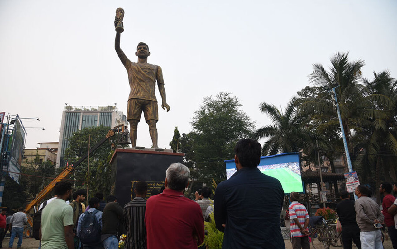 Messinin heykəli nümayiş olunub