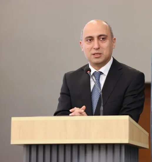 "Məktəbli çantalarını yükləyən tərəf nazirlik deyil" - Emin Əmrullayev