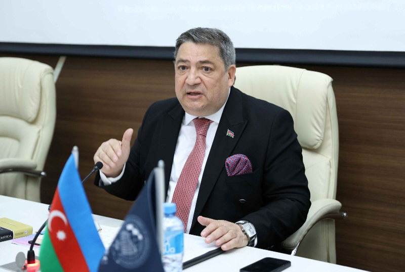 Professor: Bir dəfə kitabxanaya getməyən necə alim ola bilər?