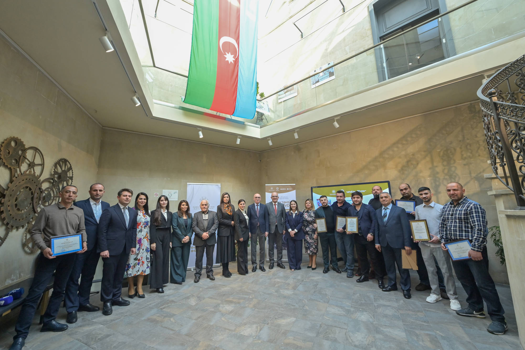 “Elm və təhsil obyektivdə” müsabiqəsinin qalibləri mükafatlandırılıb