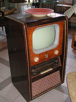 Dünyada ilk rəngli televiziya yayımı (1953)