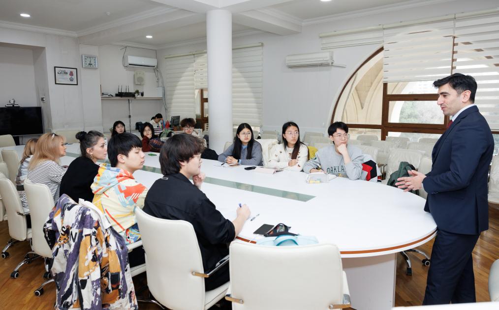 Çinli tələbələr Ədəbiyyat İnstitutunda olublar