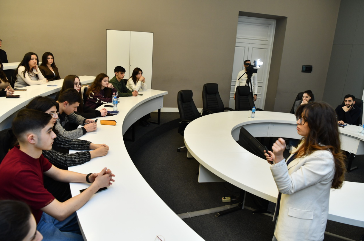 ADNSU-da effektiv kommunikasiya ilə bağlı təlim keçirilib