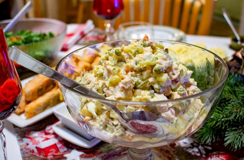 Yeni il gecəsinin məşhur salatını hansı spirtli içki ilə qarışdırmaq olmaz? — XƏBƏRDARLIQ