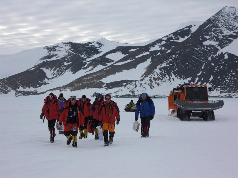 Birinci Azərbaycan Antarktida Ekspedisiyasından 17 il ötür
