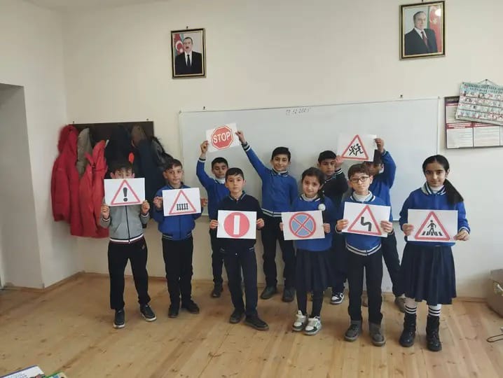 Əliabad İki Nömrəli Məktəbdə 4-cü sinif şagirdləri üçün yol hərəkəti qaydaları üzrə maarifləndirici məşğələ keçirilib