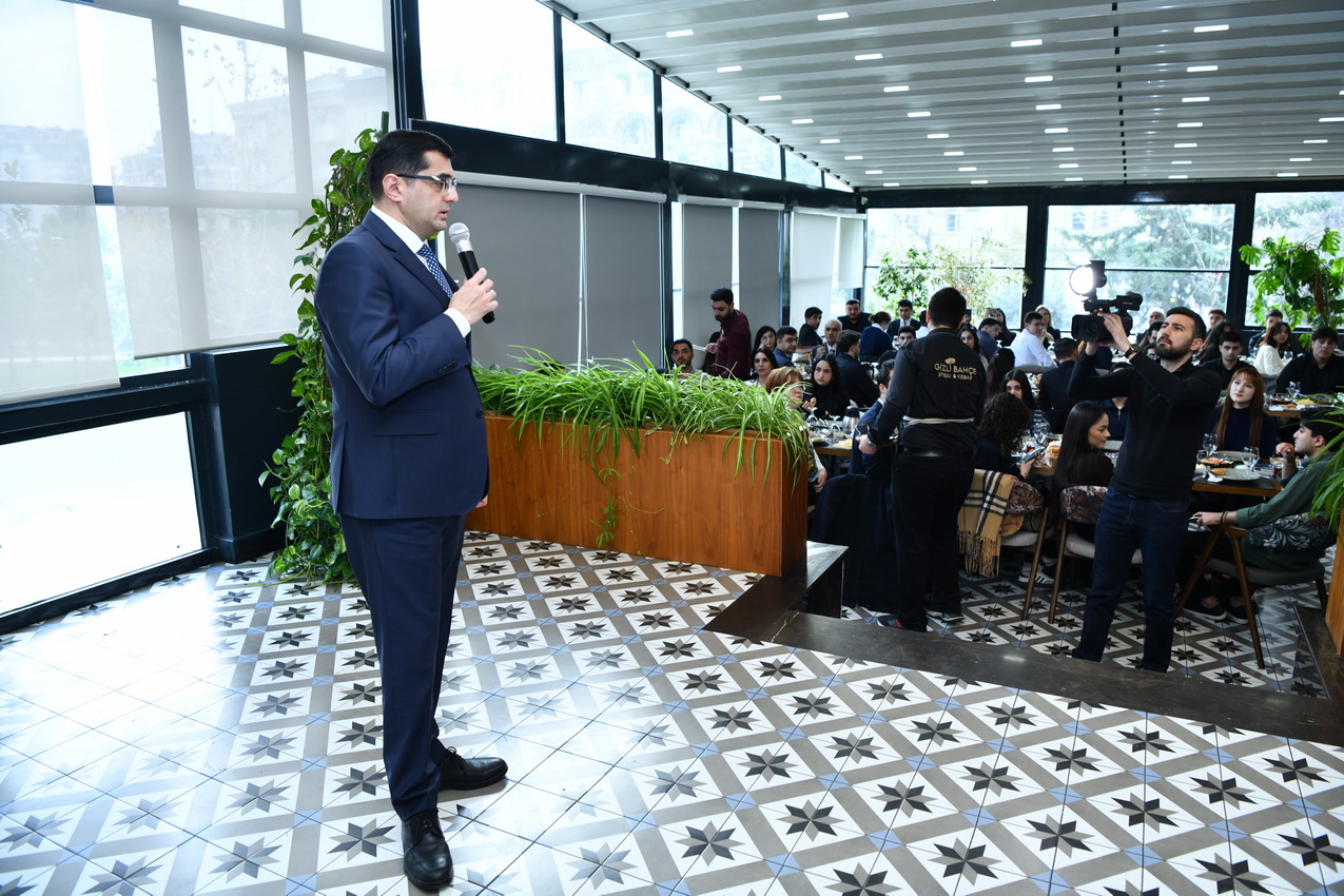 ADNSU rektoru 100 uğurlu tələbə ilə görüşüb