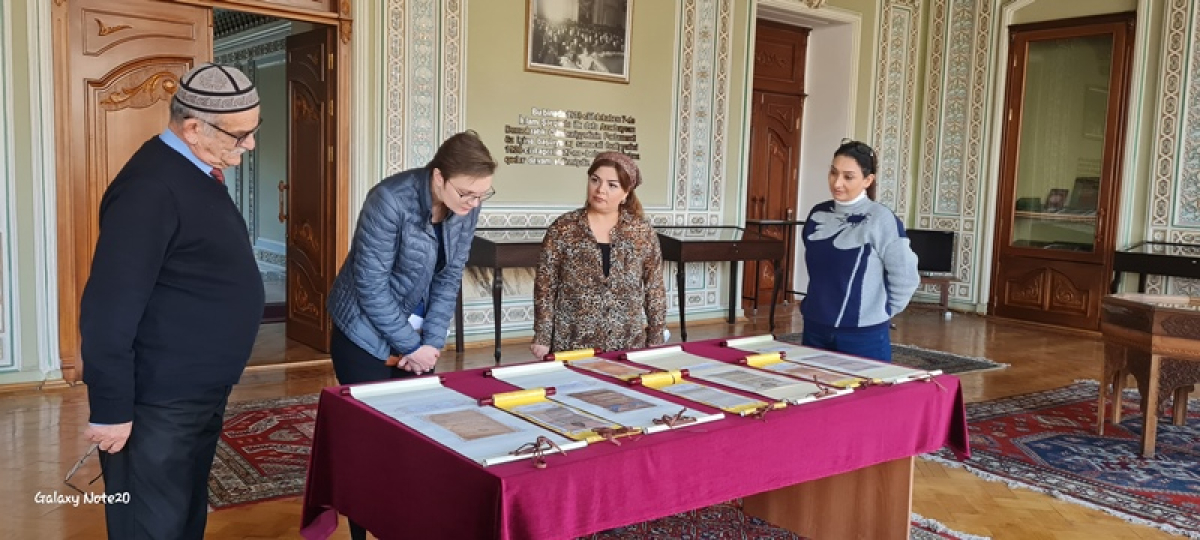 Amerikalı alim Əlyazmalar İnstitutunun qonağı olub - FOTO