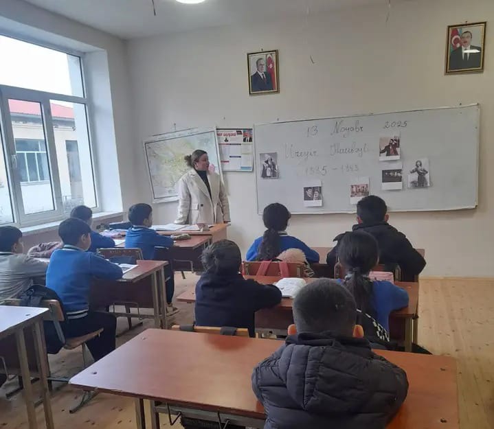 Əliabad İki Nömrəli Məktəbdə 5-ci sinifdə Üzeyir Hacıbəyli haqqında açıq dərs keçirildi