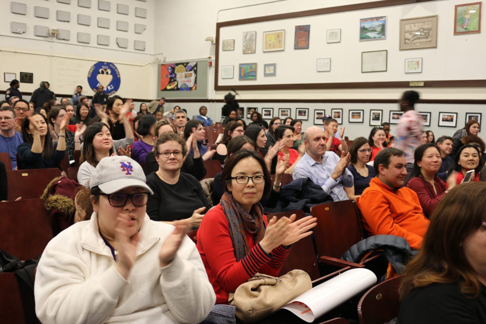 Nyu-York məktəb şurası taxta “fasiləsiz” qutu iddialarını araşdırır