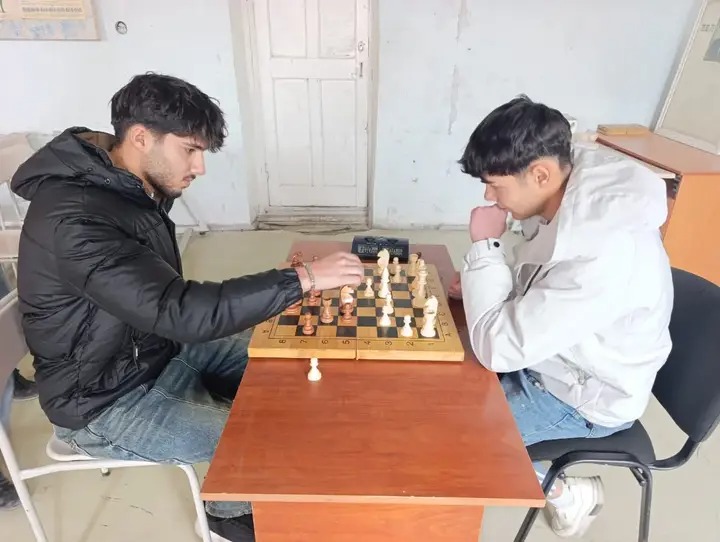 Qax Peşə Liseyində I kurslar arasında şahmat yarışı təşkil olunub