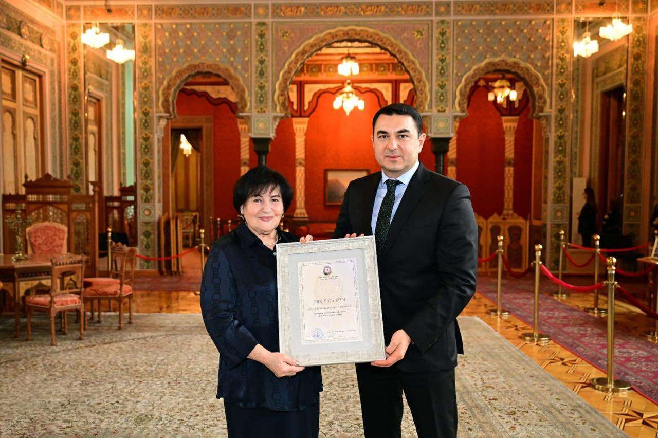 Mədəniyyət naziri akademik Nailə Vəlixanlını ziyarət edib