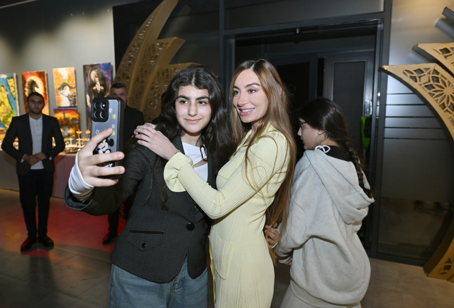 Arzu Əliyeva və Alena Əliyeva “Rənglərdə yaşanan 10 il” mövzusunda keçirilən sərgidə iştirak ediblər