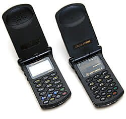 1996 — İlk qatlanıb-açılan mobil telefon "Motorola StarTAC" satışa çıxarıldı