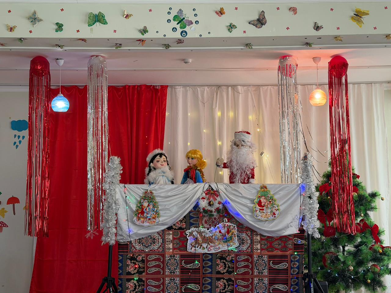 Balaca ürəklərə Yeni il sevinci: “Qırmızı papağın Yeni il sərgüzəştləri” tamaşası səhnələşdirilib - FOTO