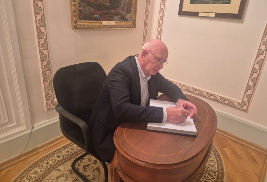 Türkiyəli alim Ədəbiyyat Muzeyini ziyarət edib