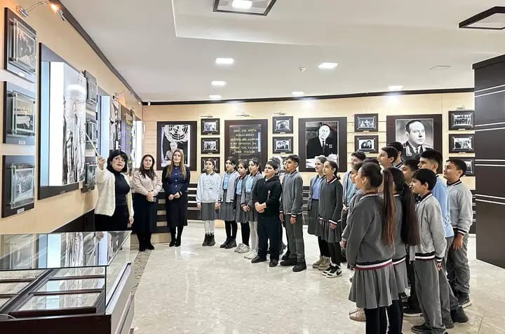 Astara şəhərdə məktəbin müəllim və şagirdləri Heydər Əliyev Mərkəzinə ekskursiya ediblər