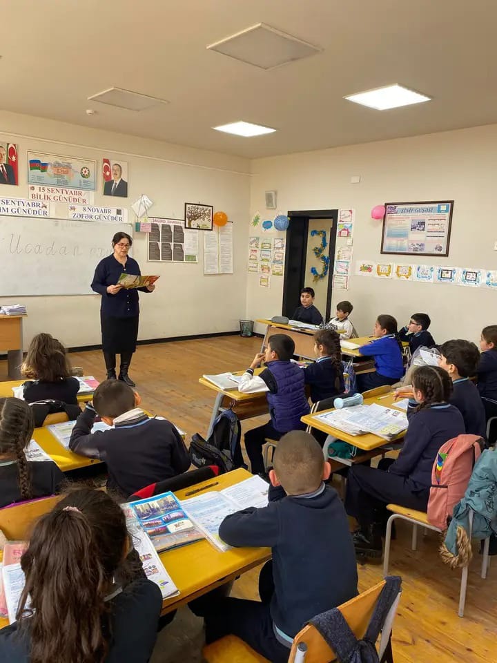 Qax rayonunun məktəbində kitabxana xətti ilə ucadan oxu tədbiri keçirilib