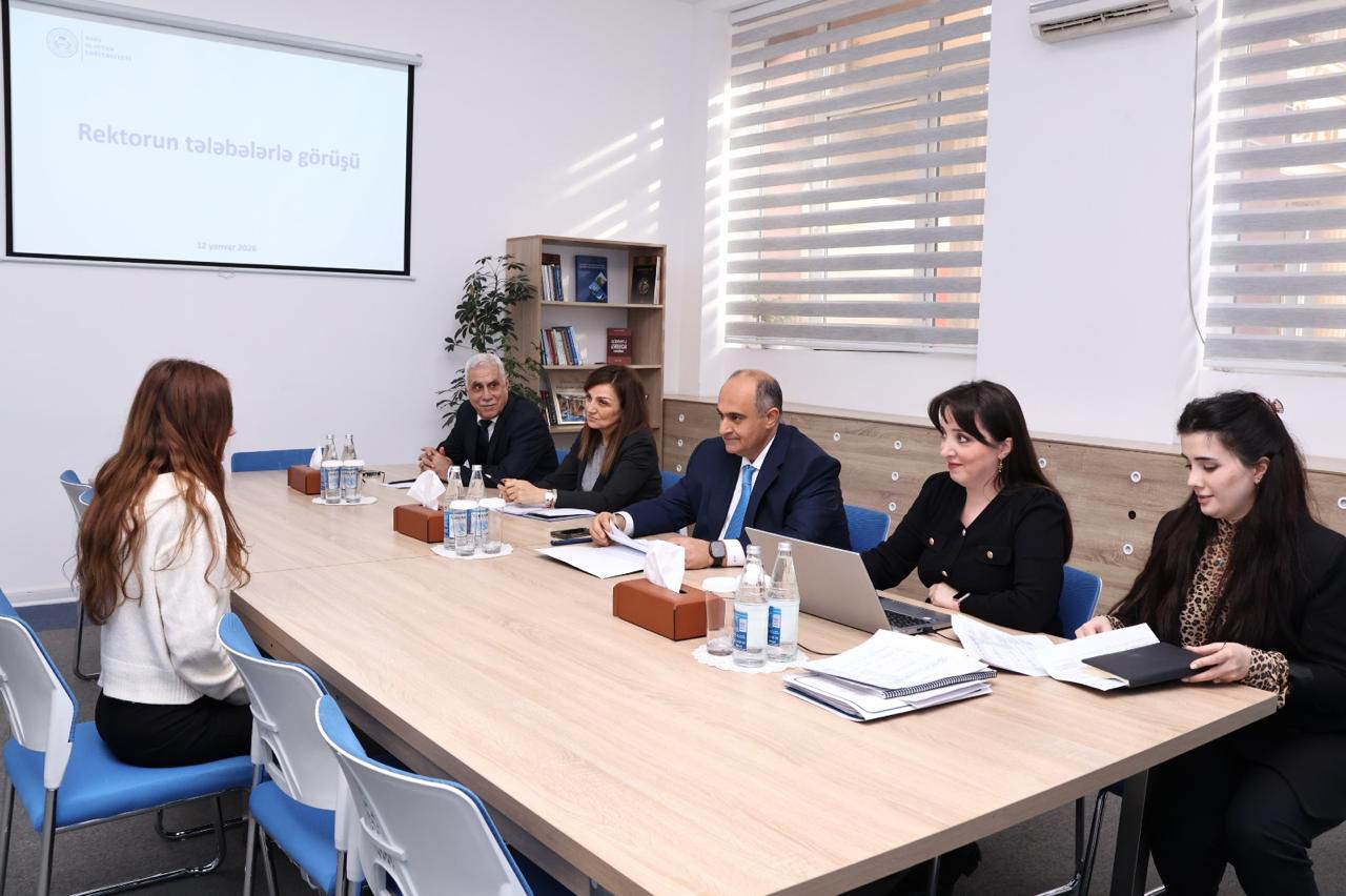 Rektor tələbələrlə görüş keçirib