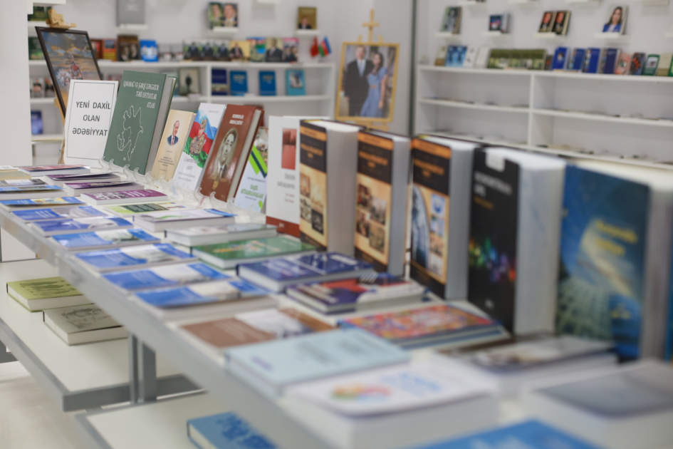 Mərkəzi Elmi Kitabxanaya yeni daxil olan ədəbiyyatın sərgisi keçirilir - FOTO