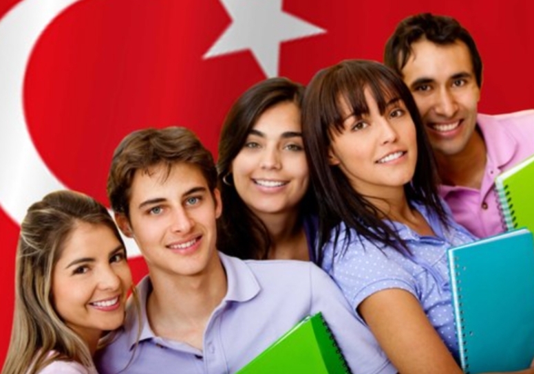 Türkiyədə bakalavr təhsili tələbə həyatına və sosial inkişafa geniş imkanlar yaradır 