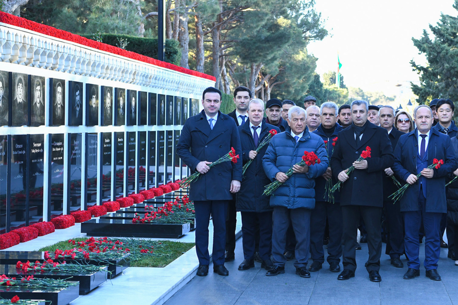 BMU-nun kollektivi Şəhidlər xiyabanını ziyarət edib - FOTO
