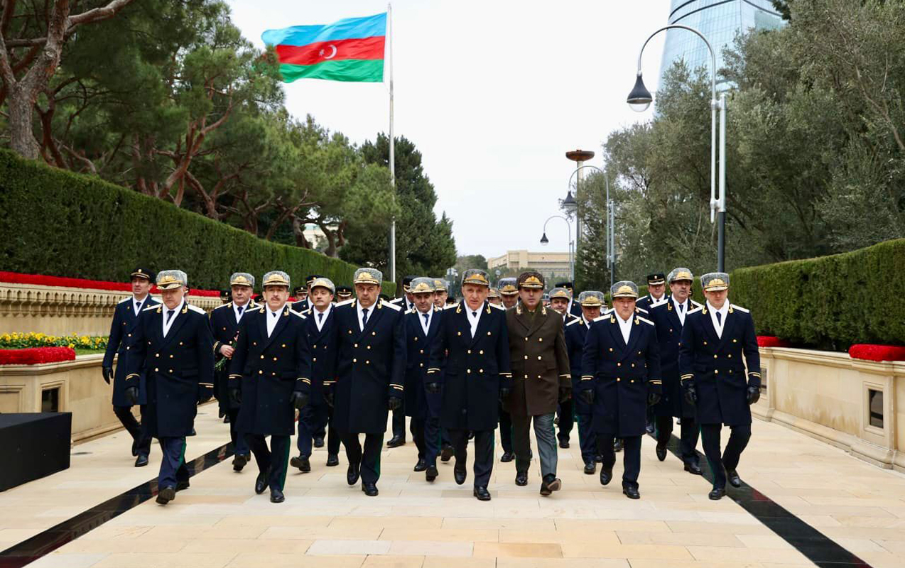 Baş Prokurorluğun kollektivi Şəhidlər xiyabanında - FOTOLAR