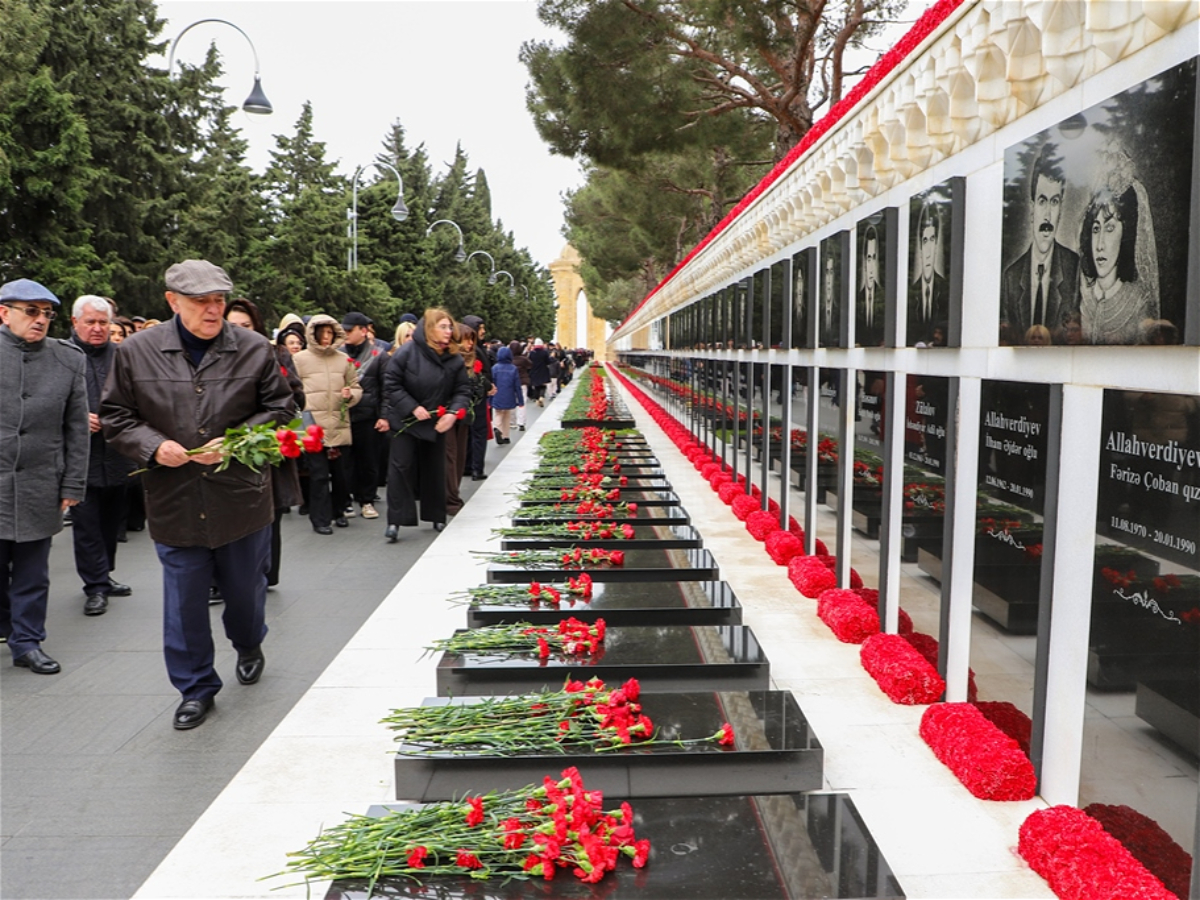 ADU kollektivi 20 Yanvar – Ümumxalq Hüzn Günü ilə əlaqədar Şəhidlər xiyabanını ziyarət edib - FOTO