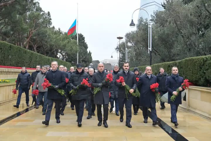 Elm və Təhsil Nazirliyinin kollektivi Şəhidlər xiyabanını ziyarət edib
