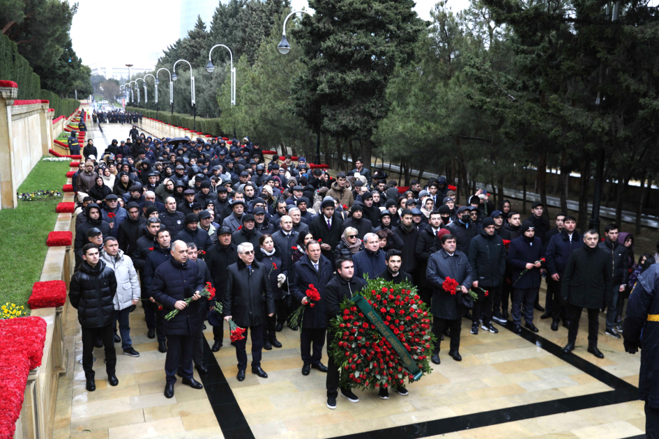 BDU kollektivi Şəhidlər xiyabanını ziyarət edib - FOTO