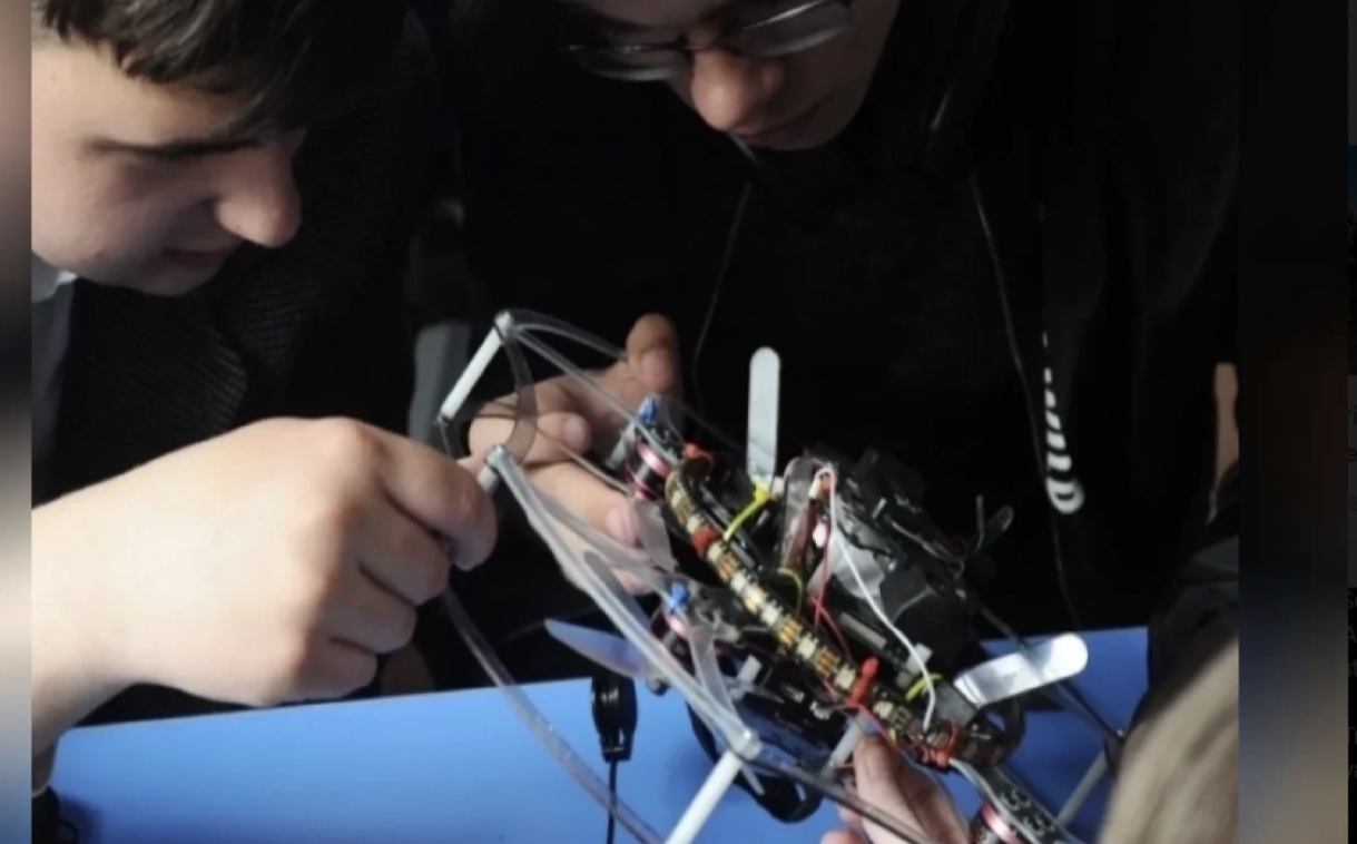 Məktəblilər dərslər zamanı pilotsuz uçuş aparatları yığacaqlar