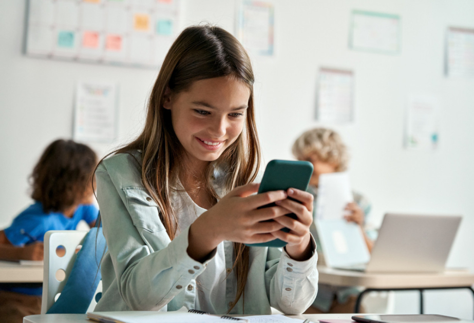 Məktəblərdə müəllimlərə də telefondan istifadə qadağan ediləcək