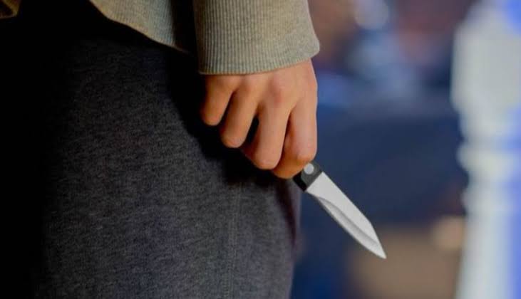 7-ci sinif şagirdi xadiməni bıçaqlayıb