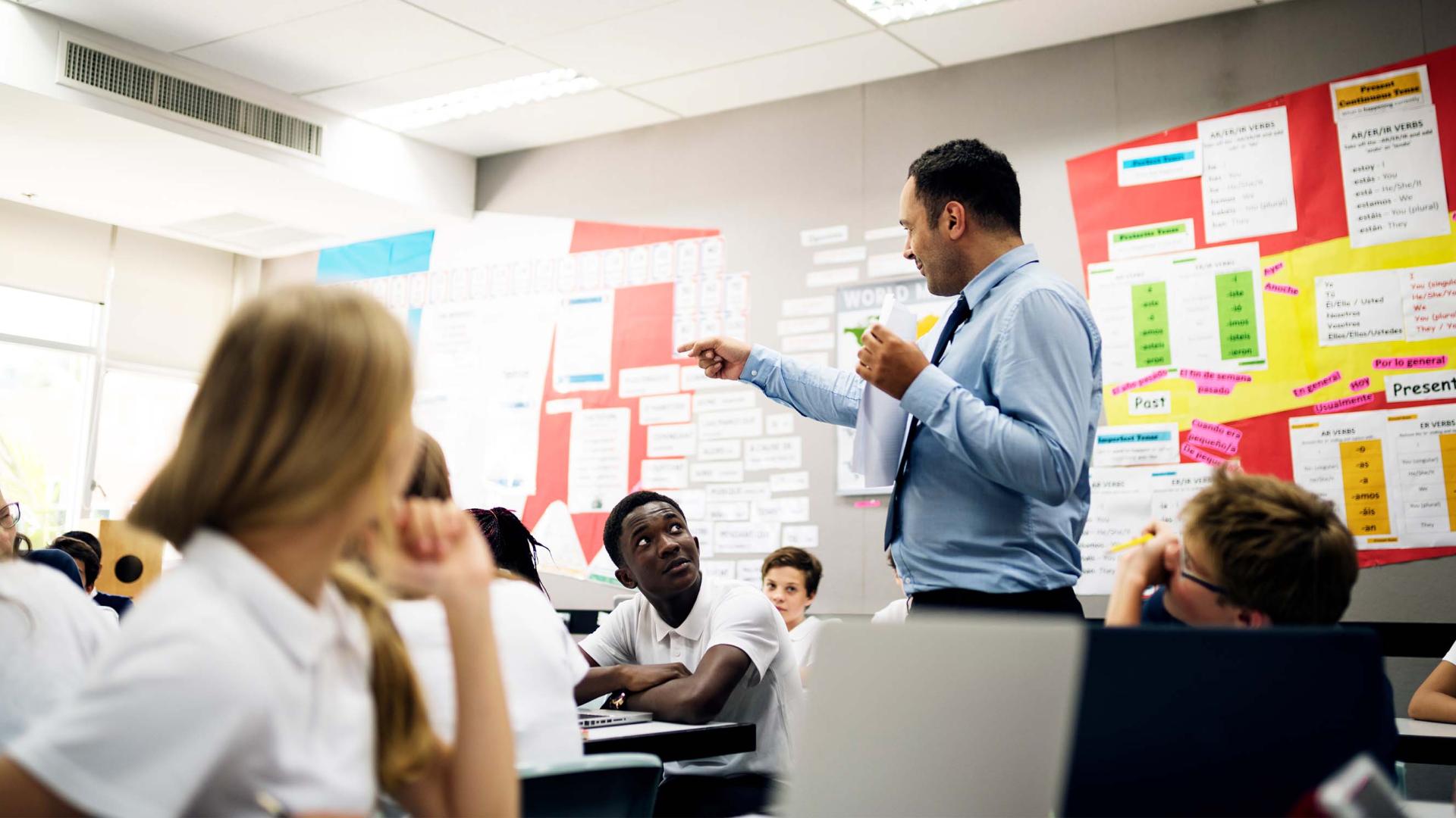 Ekran qarşısında vaxt keçirməyin uşaqlara təsiri: “İnsan olmağın böyük bir hissəsini itiririk”