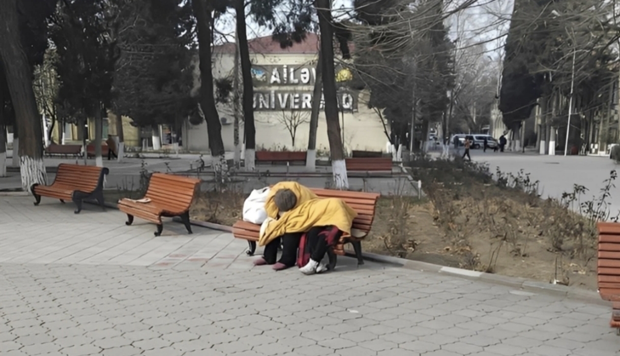 Küçədə yaşayan ana və uşağın görüntüləri yayıldı