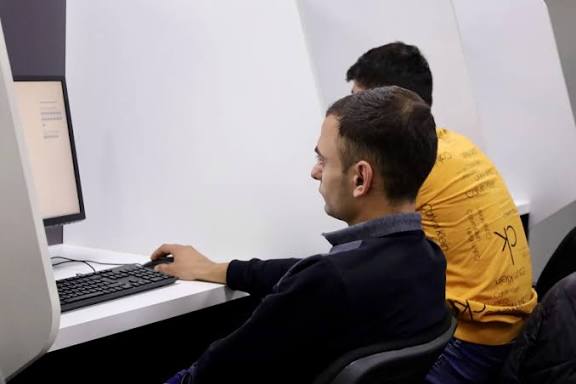 Taksi və beynəlxalq yük sürücülərinin imtahan qeydiyyatı başladı