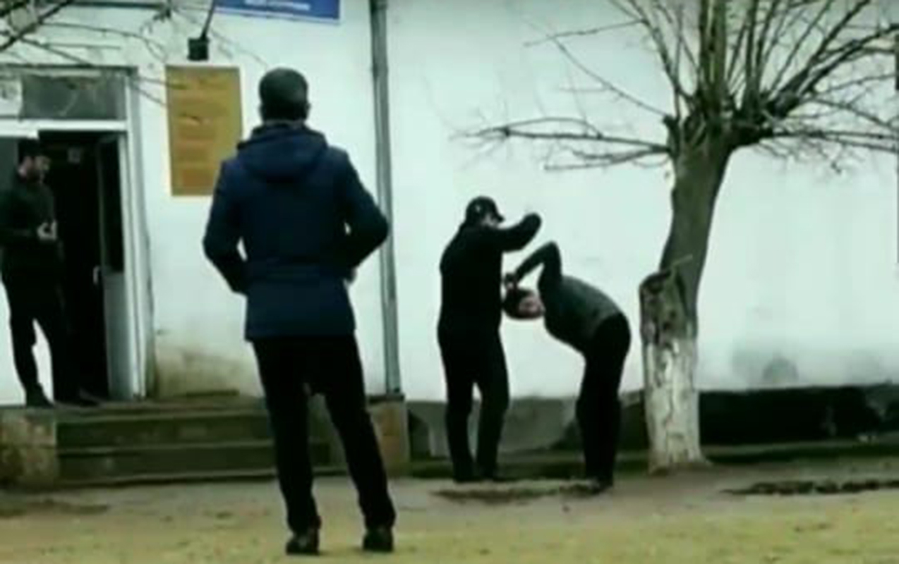 Məktəb direktoru şagirdi döyüb? - AÇIQLAMA