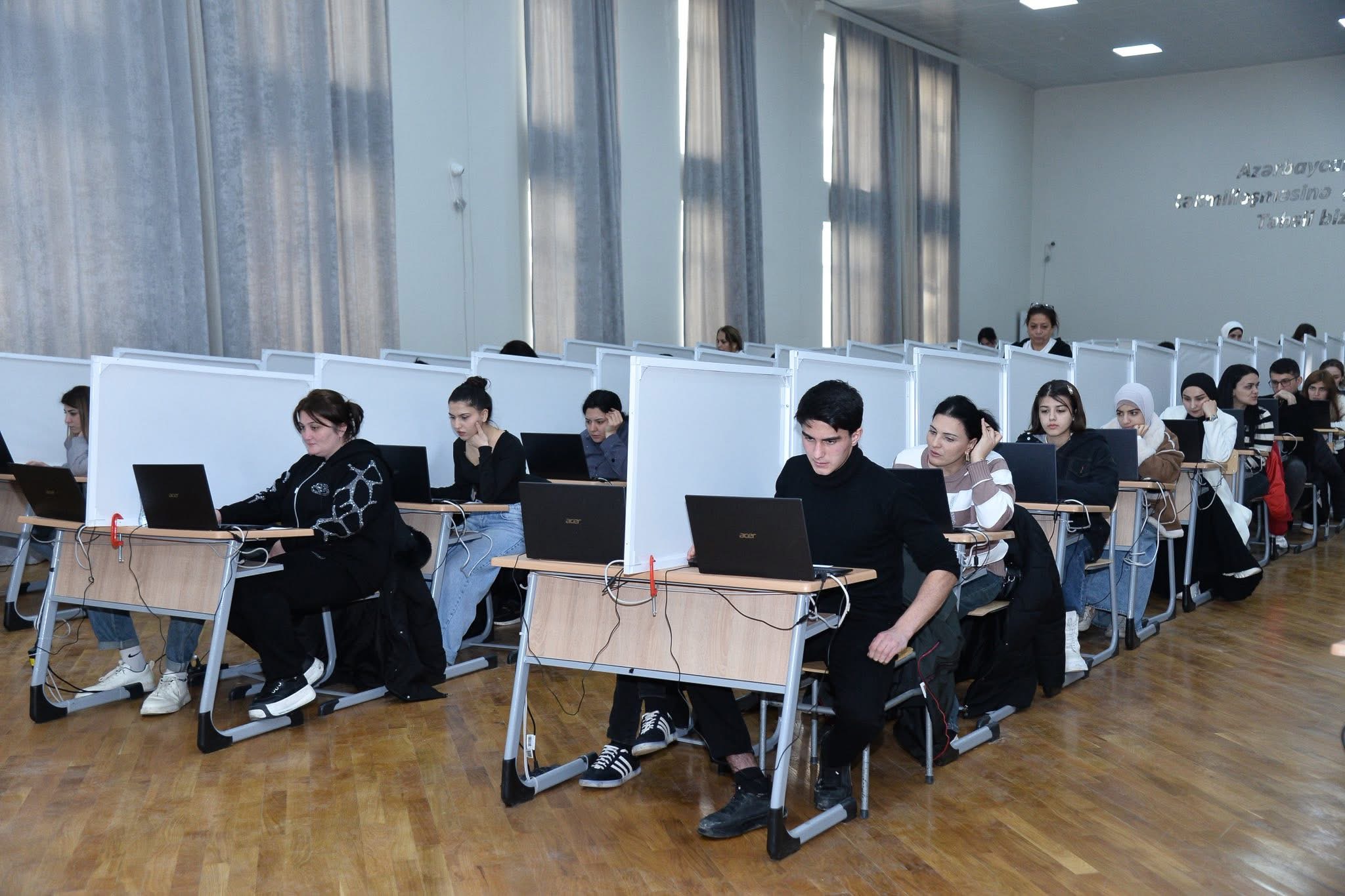 Paytaxtda elektron qaydada eksternat imtahanları keçirilib - FOTO