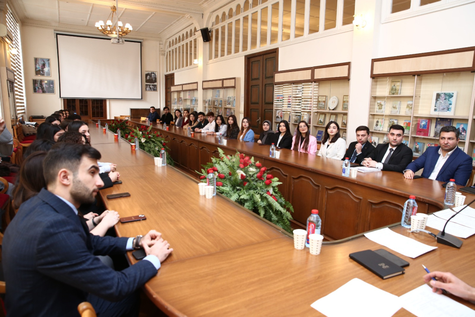 ADPU rektoru tələbə-gəncləri mükafatlandırıb - FOTO