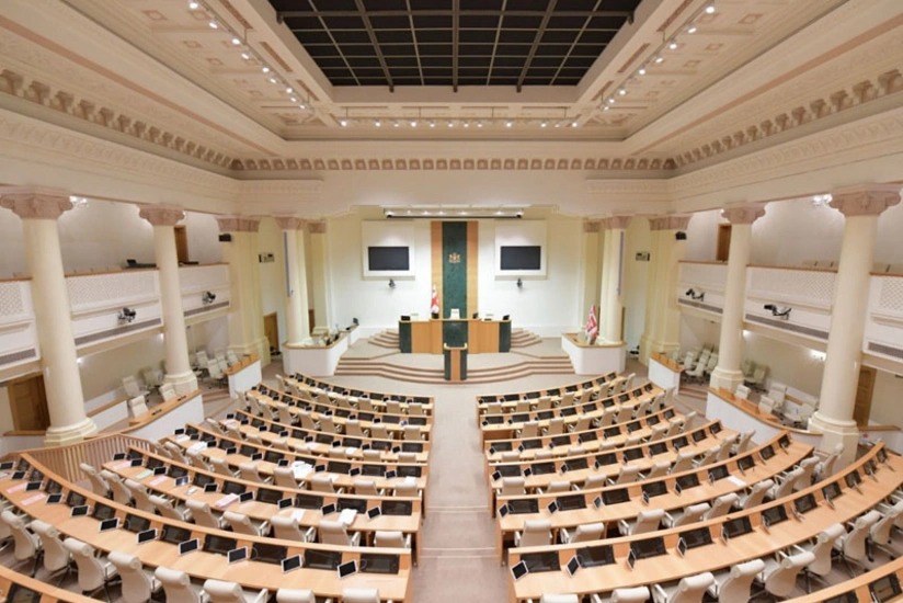 Gürcüstan parlamenti 11 illik təhsilə keçidlə bağlı dəyişiklikləri qəbul edib