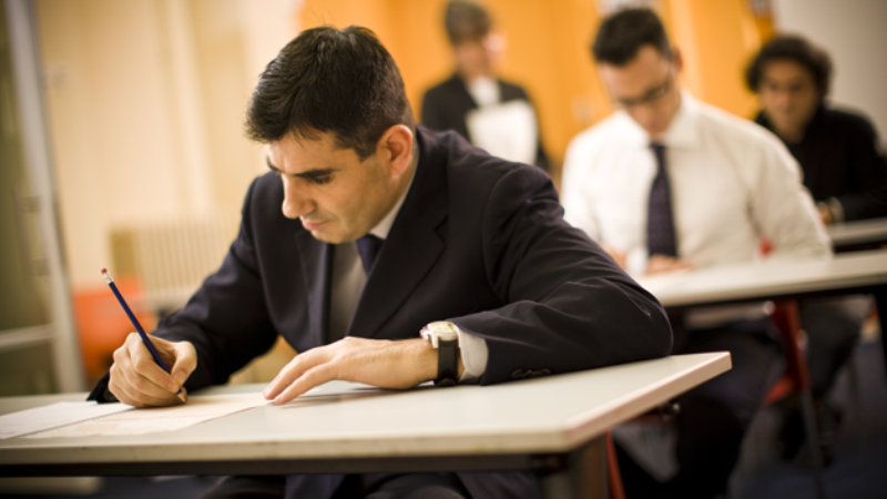 Dövlət qulluğuna test imtahanları keçirilib 