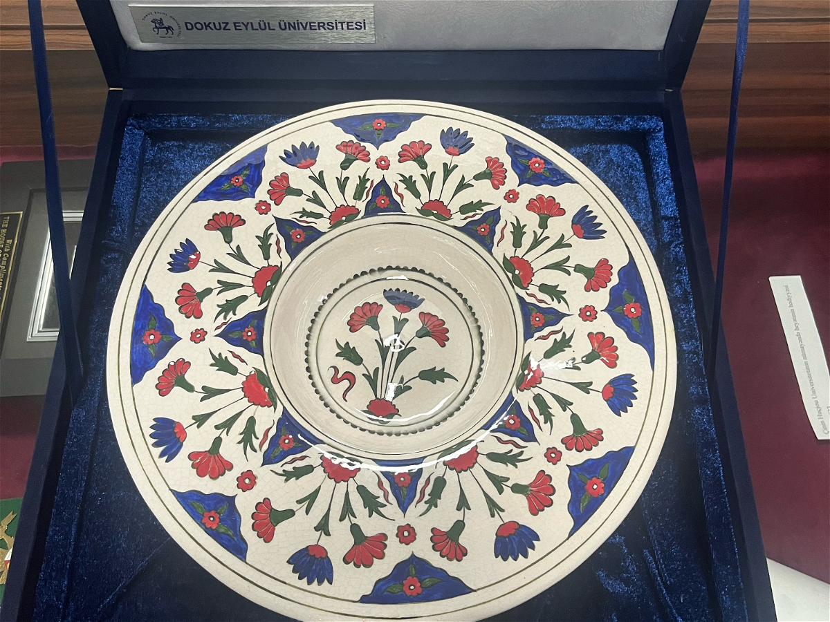 ADU Muzeyində İznik üslublu keramika boşqab nümayiş etdirilir