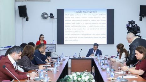 Xəzər Universitetində doktorantın dissertasiya işinin ilkin müzakirəsi keçirilib