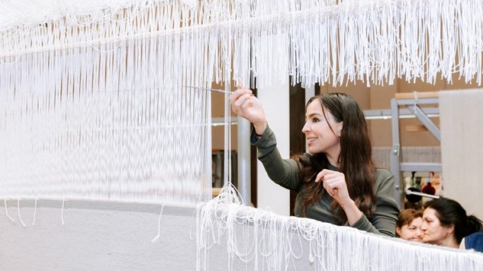 Leyla Əliyeva tarixi xalçanın son ilmələrini özü vurdu – FOTO