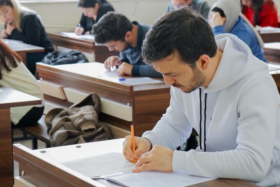 Xarici dillər üzrə fəlsəfə doktoru imtahanı keçirilib